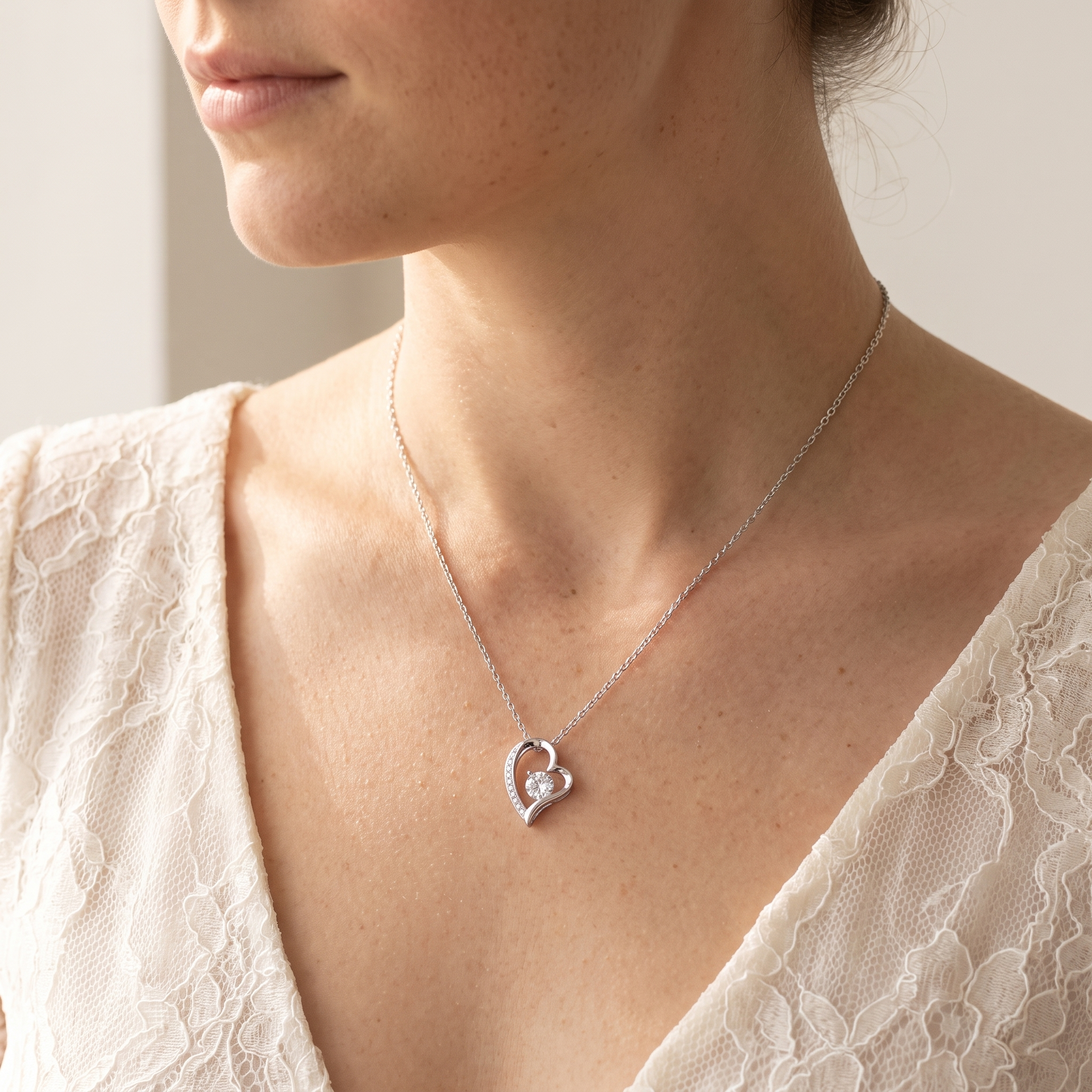 El collar puesto, discreto y elegante